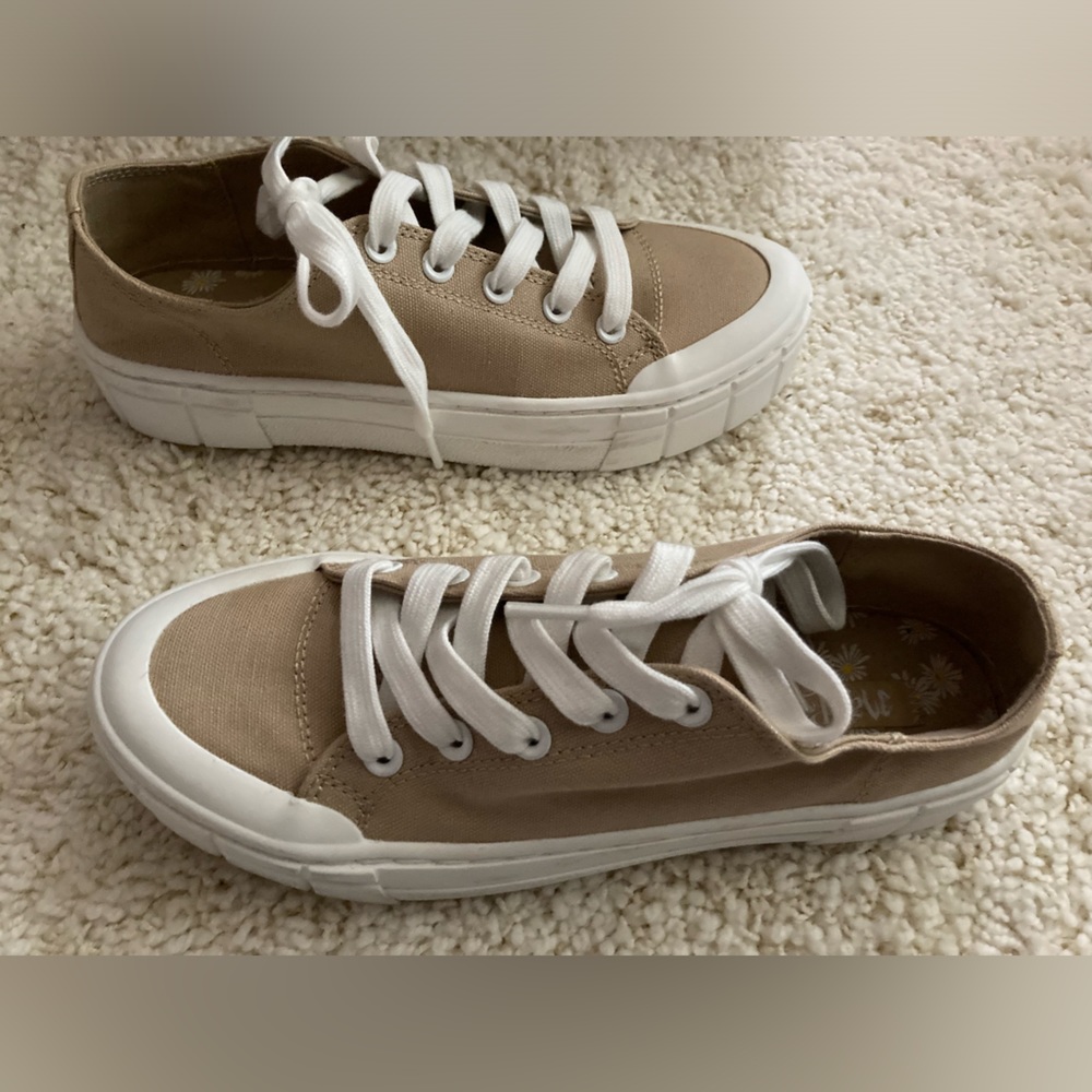 NWOT Mad Love Fran Sneakers tan/white sz 9 - Picture 3 of 8